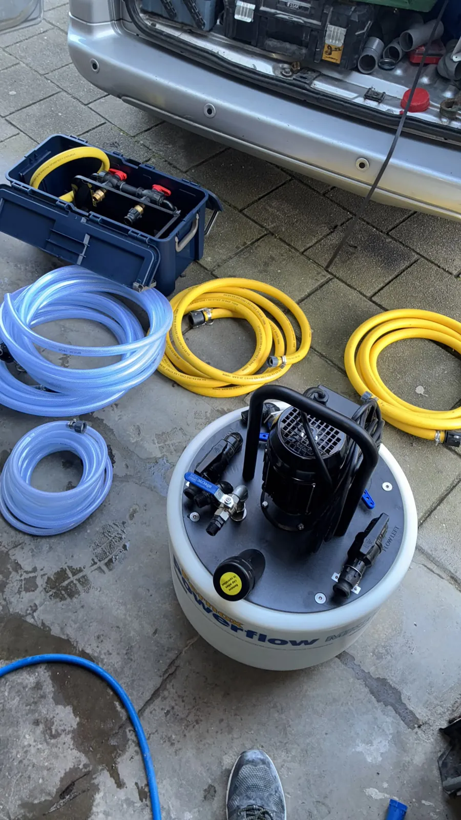 Spoelmachine, slangen en verdeelset klaar voor gebruik.